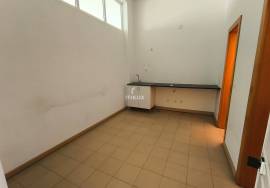 SHOP NEXT TO PINHAL NOVO TRAIN STATION ALREADY DIVIDED
