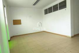 SHOP NEXT TO PINHAL NOVO TRAIN STATION ALREADY DIVIDED