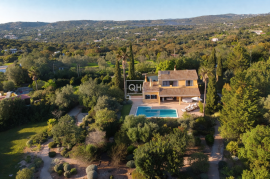 Charming Mediterranean 4 bedroom Villa with Exceptional Gardens near Santa Barbara de Nexe