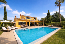 Charming Mediterranean 4 bedroom Villa with Exceptional Gardens near Santa Barbara de Nexe