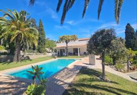 4-Bedroom Villa with Ocean Views & Exceptional Development Potential 4-Bedroom Villa with Ocean Views & Exceptional Development Potential
