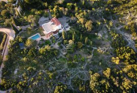 4-Bedroom Villa with Ocean Views & Exceptional Development Potential 4-Bedroom Villa with Ocean Views & Exceptional Development Potential