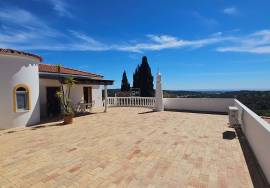 4-Bedroom Villa with Ocean Views & Exceptional Development Potential 4-Bedroom Villa with Ocean Views & Exceptional Development Potential