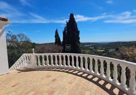 4-Bedroom Villa with Ocean Views & Exceptional Development Potential 4-Bedroom Villa with Ocean Views & Exceptional Development Potential