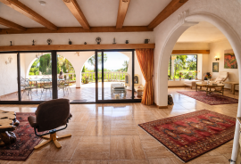 4-Bedroom Villa with Ocean Views & Exceptional Development Potential 4-Bedroom Villa with Ocean Views & Exceptional Development Potential