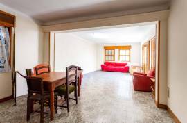 6 Bedroom Villa with Suite in the Heart of Benfica – Traditional Charm and Unique Space