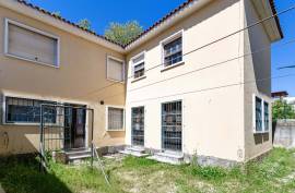 6 Bedroom Villa with Suite in the Heart of Benfica – Traditional Charm and Unique Space