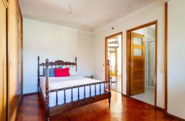 6 Bedroom Villa with Suite in the Heart of Benfica – Traditional Charm and Unique Space