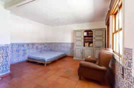 6 Bedroom Villa with Suite in the Heart of Benfica – Traditional Charm and Unique Space