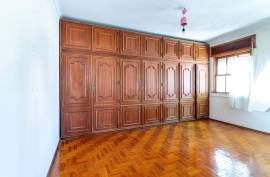 6 Bedroom Villa with Suite in the Heart of Benfica – Traditional Charm and Unique Space