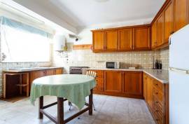6 Bedroom Villa with Suite in the Heart of Benfica – Traditional Charm and Unique Space