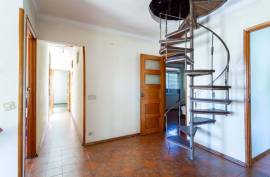 6 Bedroom Villa with Suite in the Heart of Benfica – Traditional Charm and Unique Space