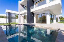 5 Bedroom Villa with Garden and Pool in Birre, Cascais