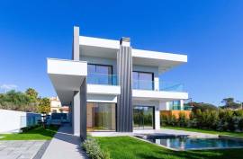 5 Bedroom Villa with Garden and Pool in Birre, Cascais