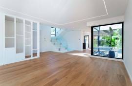 5 Bedroom Villa with Garden and Pool in Birre, Cascais