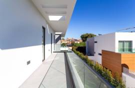 5 Bedroom Villa with Garden and Pool in Birre, Cascais