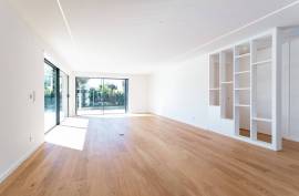 5 Bedroom Villa with Garden and Pool in Birre, Cascais