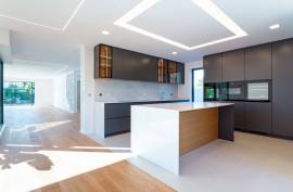 5 Bedroom Villa with Garden and Pool in Birre, Cascais