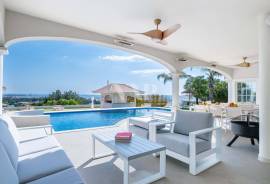 Renovated 5 Bedroom Villa with Sea Views, Pool and Large Plot near Boliqueime