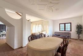 3 Bedroom Villa to Renovate with Pool in Quiet Area of Assumadinha, Vilamoura