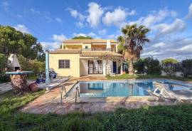 3 Bedroom Villa to Renovate with Pool in Quiet Area of Assumadinha, Vilamoura