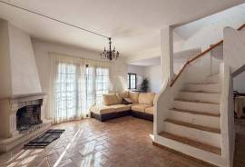 3 Bedroom Villa to Renovate with Pool in Quiet Area of Assumadinha, Vilamoura