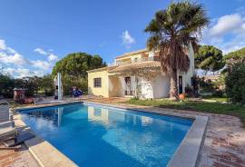 3 Bedroom Villa to Renovate with Pool in Quiet Area of Assumadinha, Vilamoura