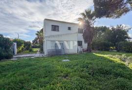 3 Bedroom Villa to Renovate with Pool in Quiet Area of Assumadinha, Vilamoura