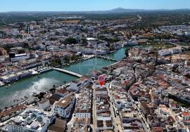 Tavira centre 3 bedroom townhouse with large sun terraces