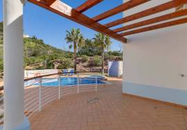 Luxury 3-Bedroom Villa in Quinta Encosta Velha, Budens with Communal Pool Access