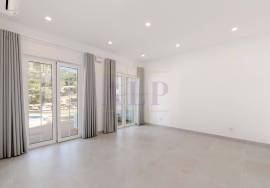 Luxury 3-Bedroom Villa in Quinta Encosta Velha, Budens with Communal Pool Access