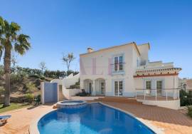 Luxury 3-Bedroom Villa in Quinta Encosta Velha, Budens with Communal Pool Access