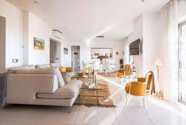 Elegant 2-Bedroom Apartment with Private Rooftop in Pine Hills