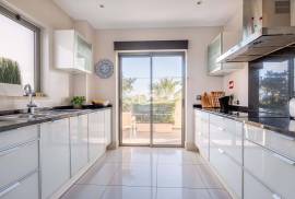 Elegant 2-Bedroom Apartment with Private Rooftop in Pine Hills