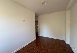 3 bedroom apartment with balcony, for rent, in Porto