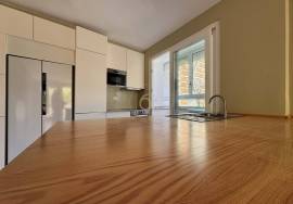 3 bedroom apartment with balcony, for rent, in Porto