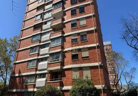 3 bedroom apartment with balcony, for rent, in Porto