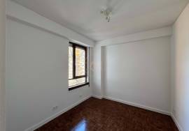 3 bedroom apartment with balcony, for rent, in Porto