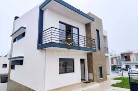 Spacious Five-Bedroom Villa in Laranjeiro e Feijó