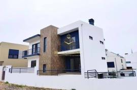 Spacious Five-Bedroom Villa in Laranjeiro e Feijó