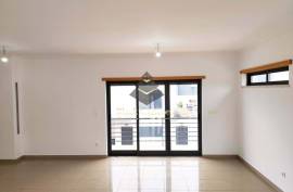 Spacious Five-Bedroom Villa in Laranjeiro e Feijó