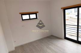 Spacious Five-Bedroom Villa in Laranjeiro e Feijó