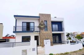 Spacious Five-Bedroom Villa in Laranjeiro e Feijó