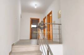 Spacious Five-Bedroom Villa in Laranjeiro e Feijó