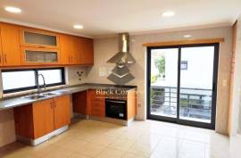 Spacious Five-Bedroom Villa in Laranjeiro e Feijó