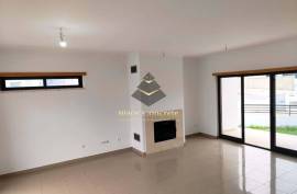 Spacious Five-Bedroom Villa in Laranjeiro e Feijó