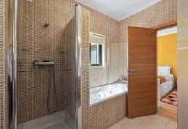 Ferragudo - 2+1 bedroom end townhouse with sea views and private pool
