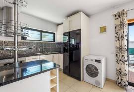 Ferragudo - 2+1 bedroom end townhouse with sea views and private pool