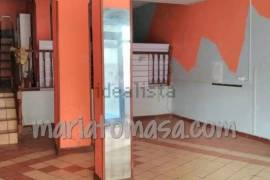 Open-plan central premises with mezzanine and bathroom