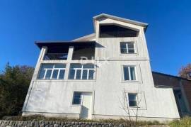 OPATIJA, BREGI - detached house 400 m2 + garden 826 m2 + 3 garages with sea view! OPPORTUNITY!